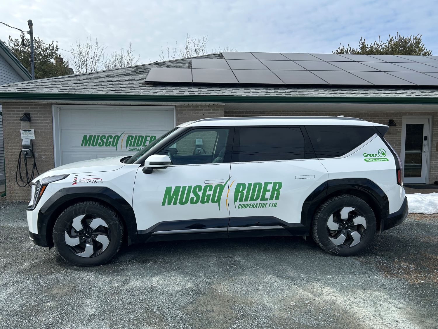 An electric SUV with the MusGo Rider logo on the side.